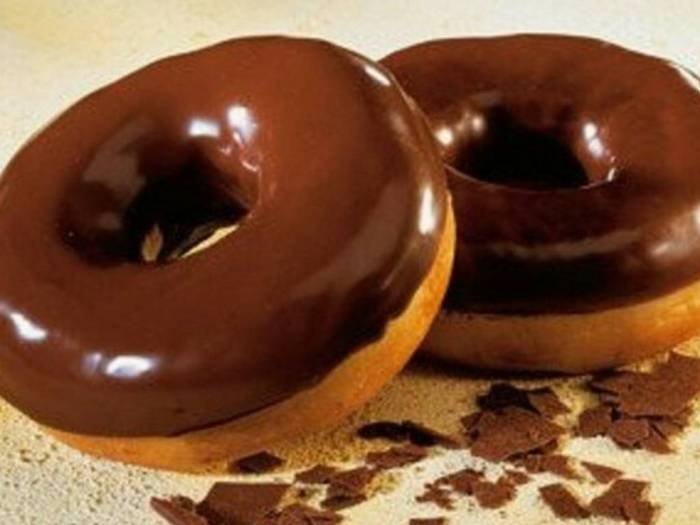 donat coklat kue seres donat dengan isian cokelat dan kacang