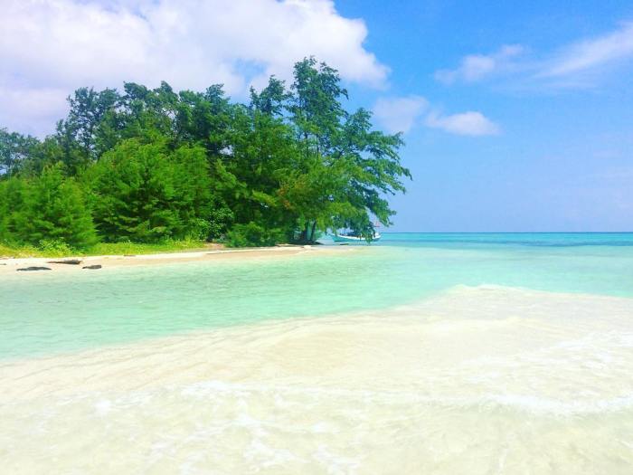 Pantai tersembunyi dengan air sebening kristal Pantai tersembunyi dengan air sebening kristal