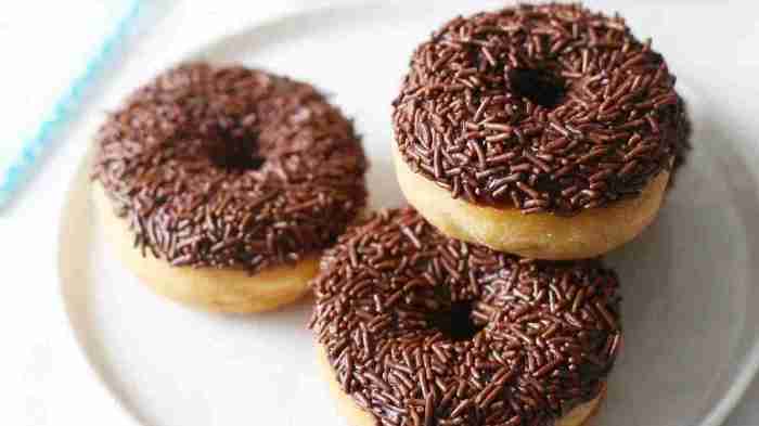 donat dengan isian cokelat dan kacang terbaru donat dengan isian cokelat dan kacang terbaru