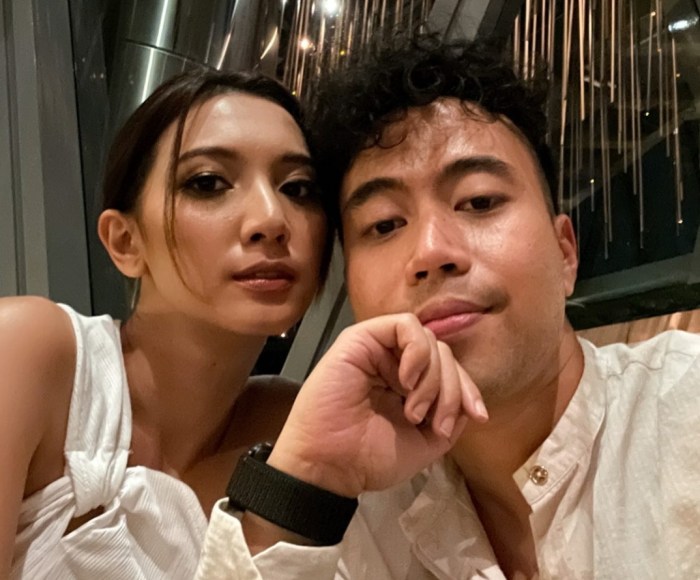 Pesona Menawan Sheila Dara dengan OOTD Santun